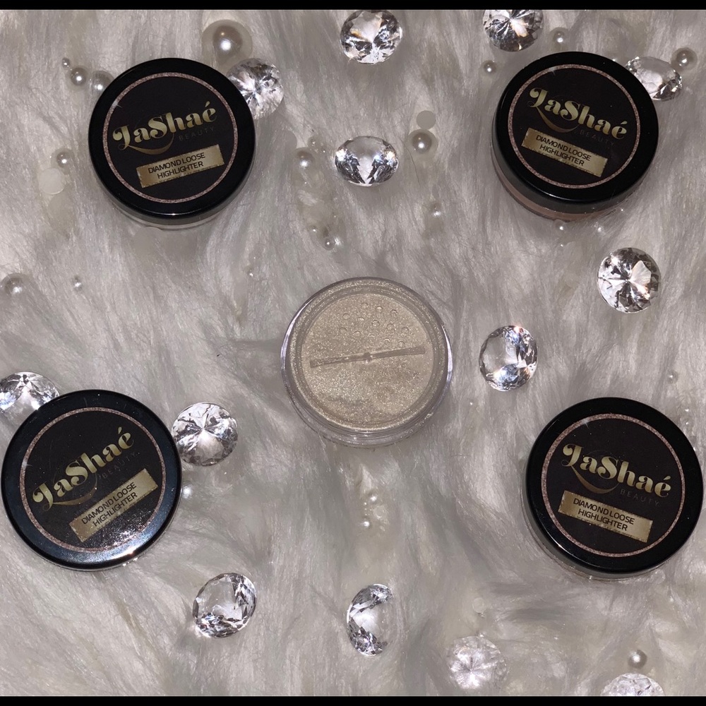 💞LaShaé Beauty”Champagne Gold” Highlight Powder💞